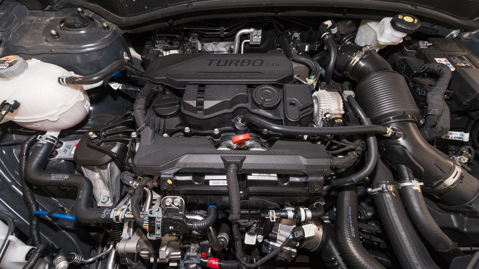 Το ήπιο υβριδικό σύνολο αποδίδει 180 ίππους και 265Nm, με τη κατανάλωση να κρατιέται στα 8,8 λτ/100χλμ